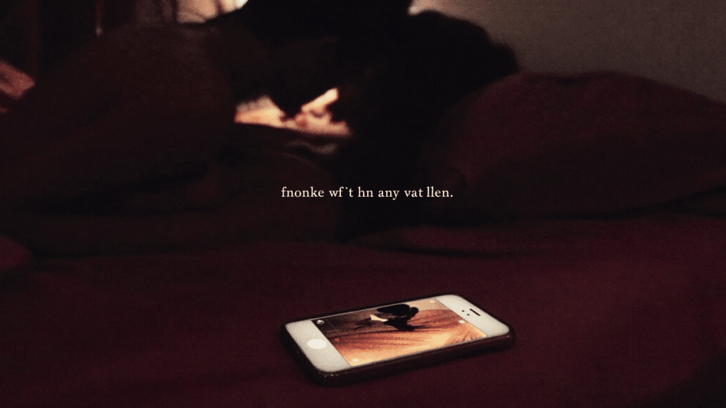Sextoy connecté à distance piloté depuis un smartphone dans une ambiance intime prune et rose poudré