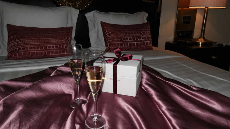 Sextoys en couple, ambiance intime prune et rose poudré pour une soirée à deux
