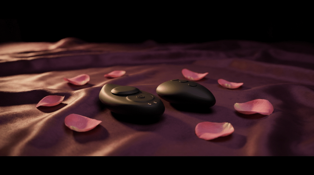 Culotte vibrante Black&Silver posée sur soie prune, sextoy discret à porter au quotidien