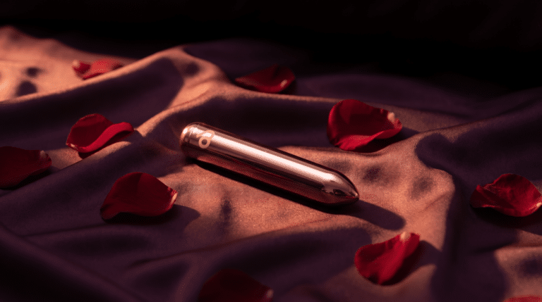 Balle vibrante rechargeable rose dorée de la marque sextoys Rocks-Off posée sur soie prune