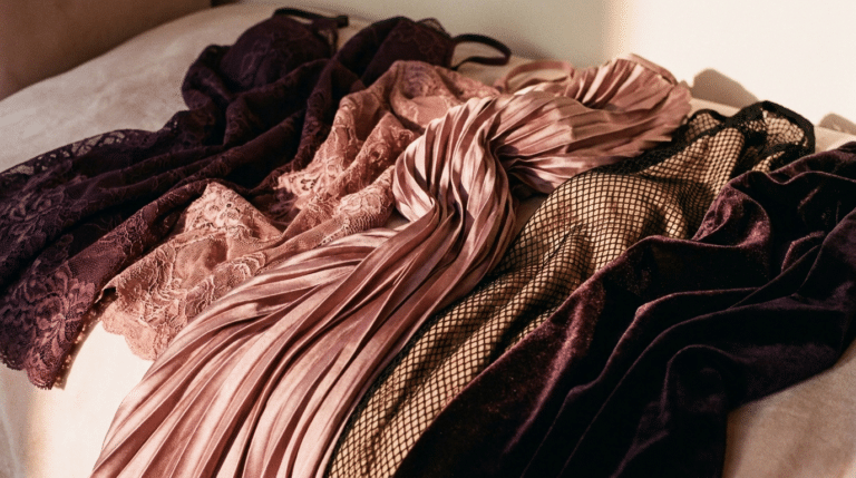 Composition de tissus de lingerie coquine, dentelle, satin et résille